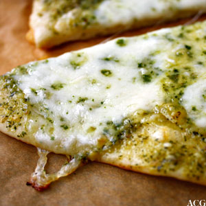 grønn pizza med pesto og mozzarella