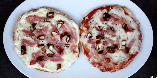 Pizza med bacon og dadler på pitabrød