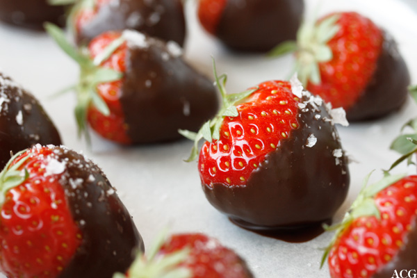 nærbilde av jordbær med sjokoladetrekk