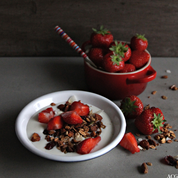 granola, yoghurt og friske jordbær