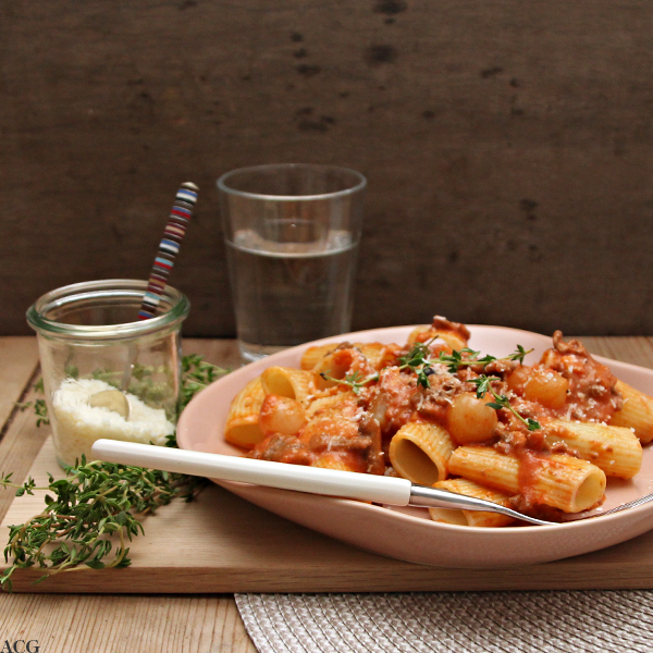 pasta rigatoni i sterk tomatsaus med reinsdyr