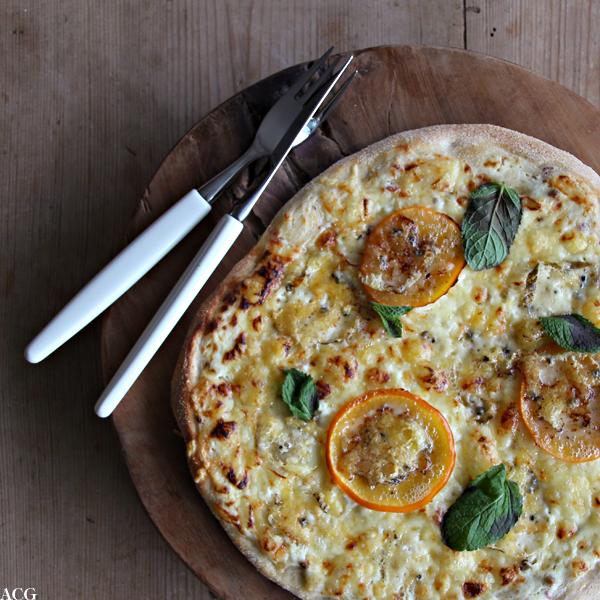 pizza med persimon og blåmuggost