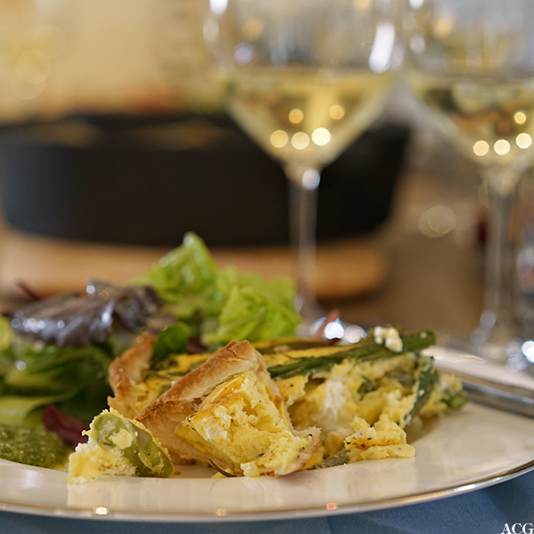 Aspargespai med salat og vin