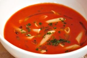 Nærbilde av tomatsuppe med pasta