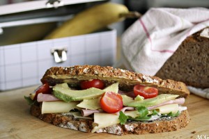 bilde av sandwich, matboks og brød