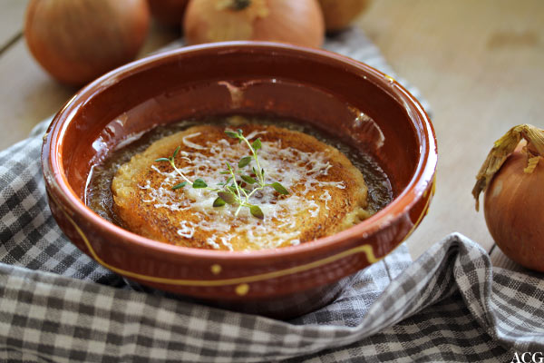 bilde av fransk løksuppe med gratinert ost