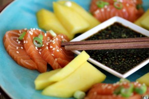 Nærbilde av sashimi av laks og mango med ponzusaus