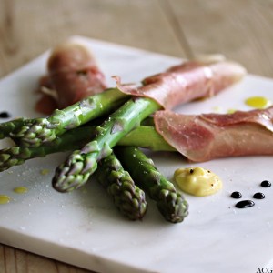 Nærbilde av asparges med skinke og aioli