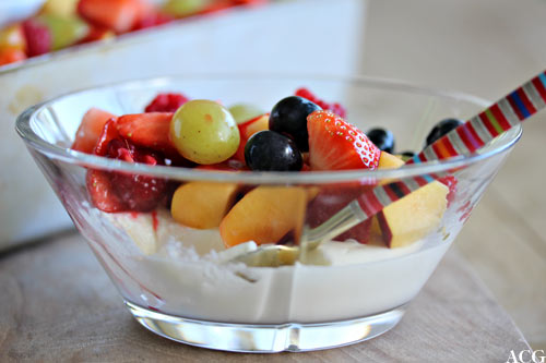 nærbilde av dessertskål med yoghurtfromasj
