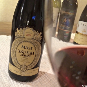 Halvflaske Masi Amarone og vin i glass