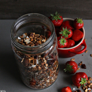 Norgesglass med hjemmelaget granola og skål med friske jordbær