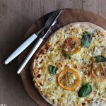 Pizza med persimon og blåmuggost