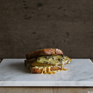 Bilde av et ferdig stekt ostesmørbrød med pæreskiver og blåmuggost