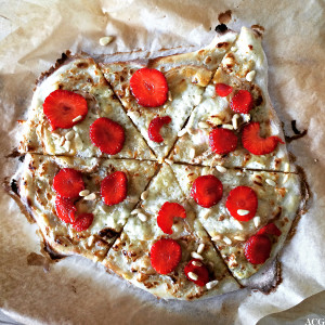 Bilde av pizza med jordbær og pinjekjerner