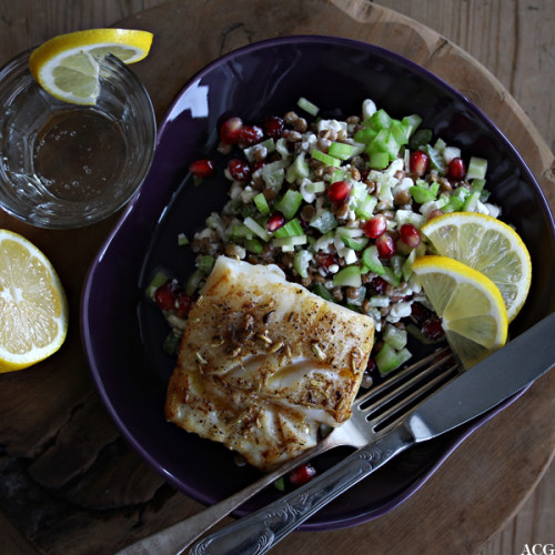 tallerken med stekt torsk og linsesalat