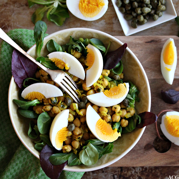 Kikertsalat med egg og kapers
