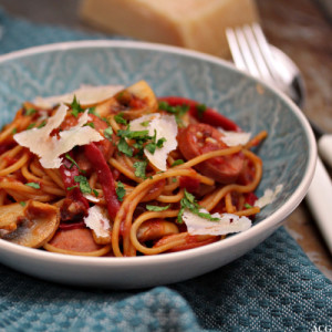 tallerken med kjøttpølse og spaghetti