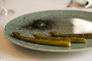 Grillet asparges, ramsløkmajones og trøffeltang